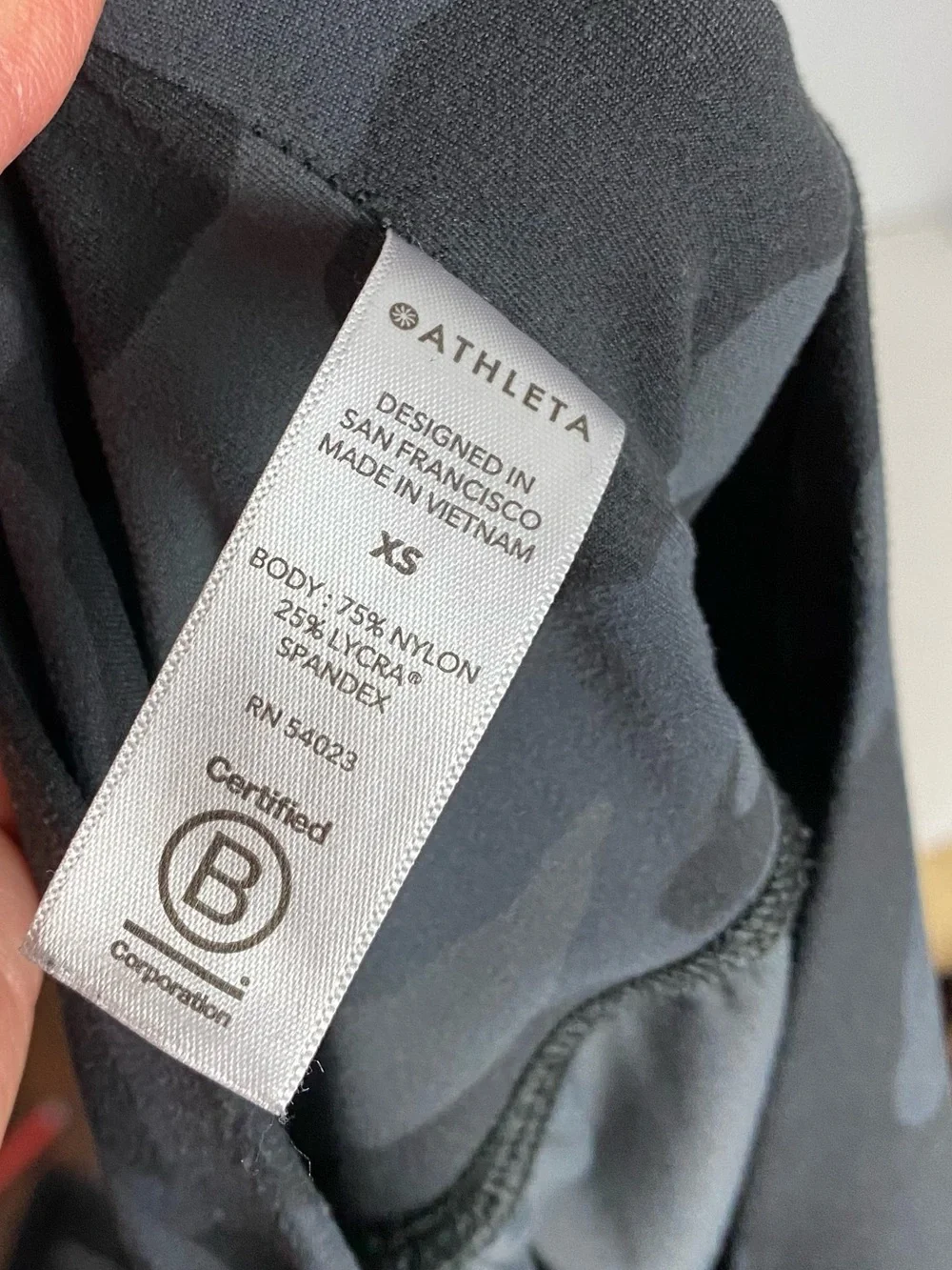 Athleta Salutation Camo Jogger Womens Size XS Black Gray Ankle Crop Pockets Grey